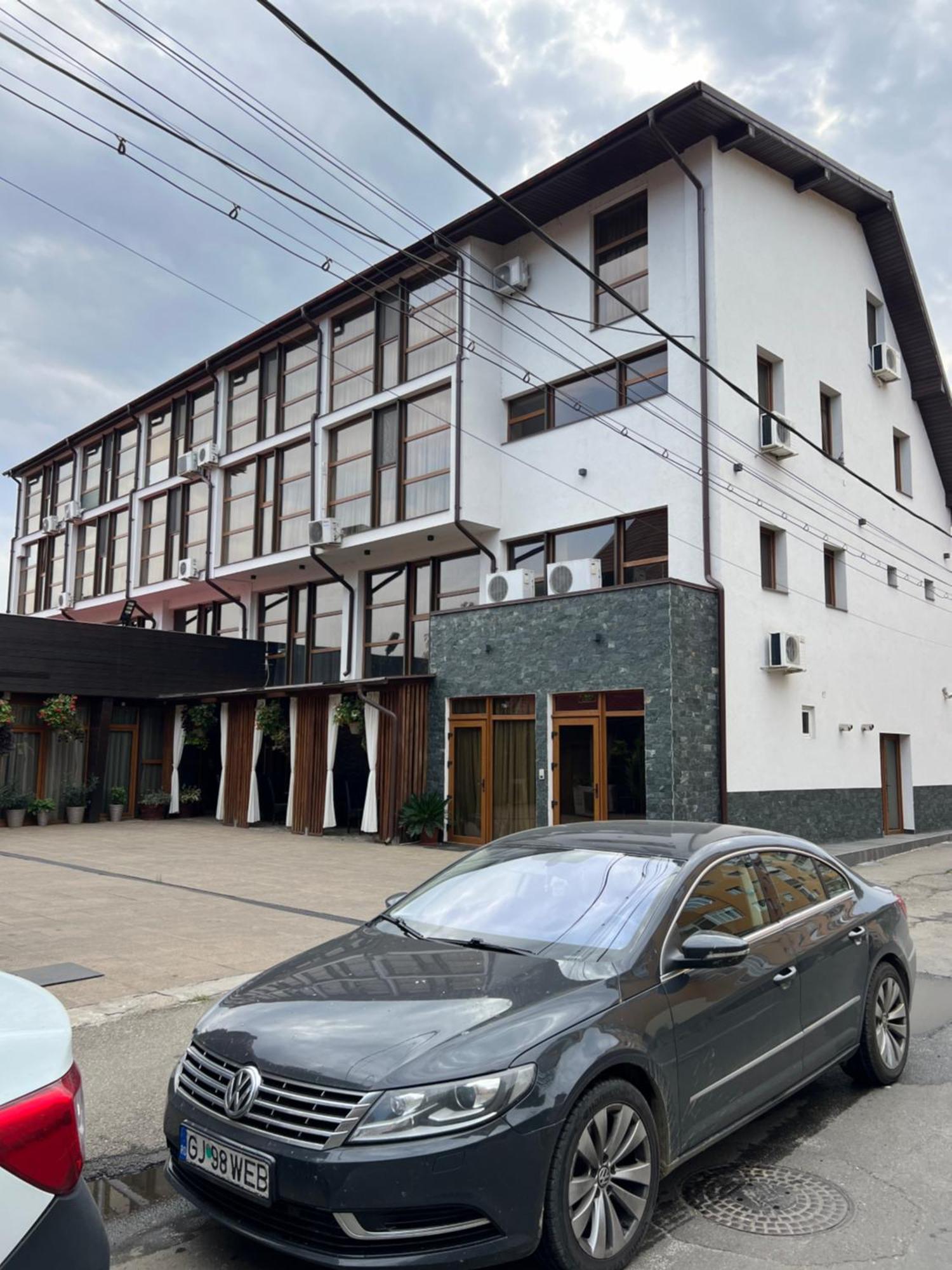 Hotel Palace Târgu Jiu Exteriör bild