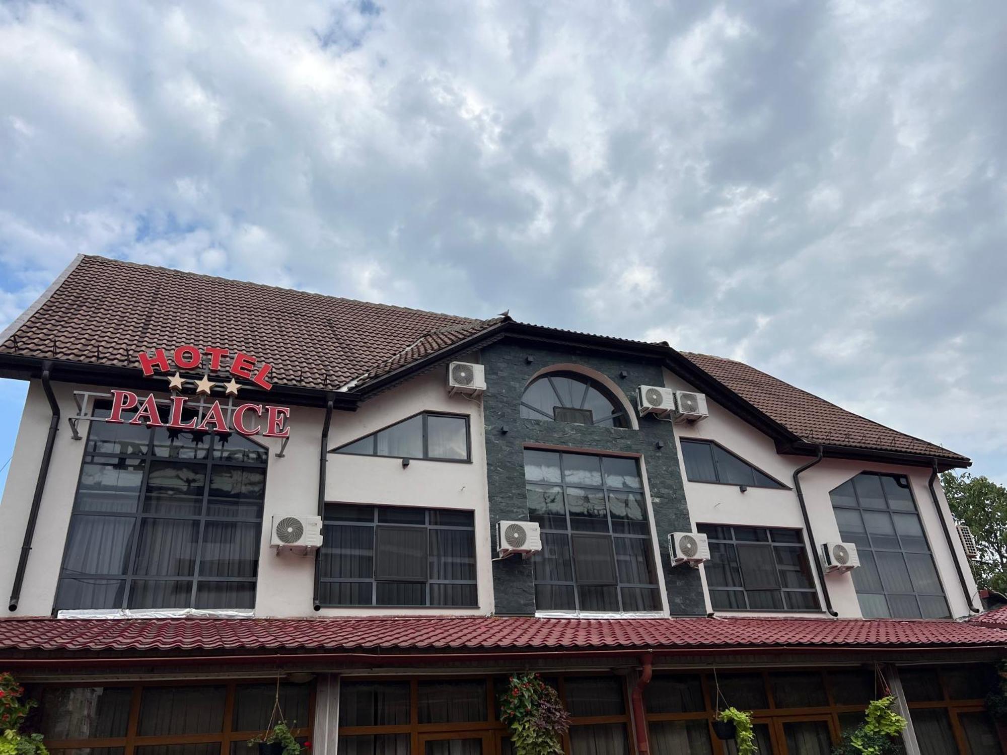 Hotel Palace Târgu Jiu Exteriör bild