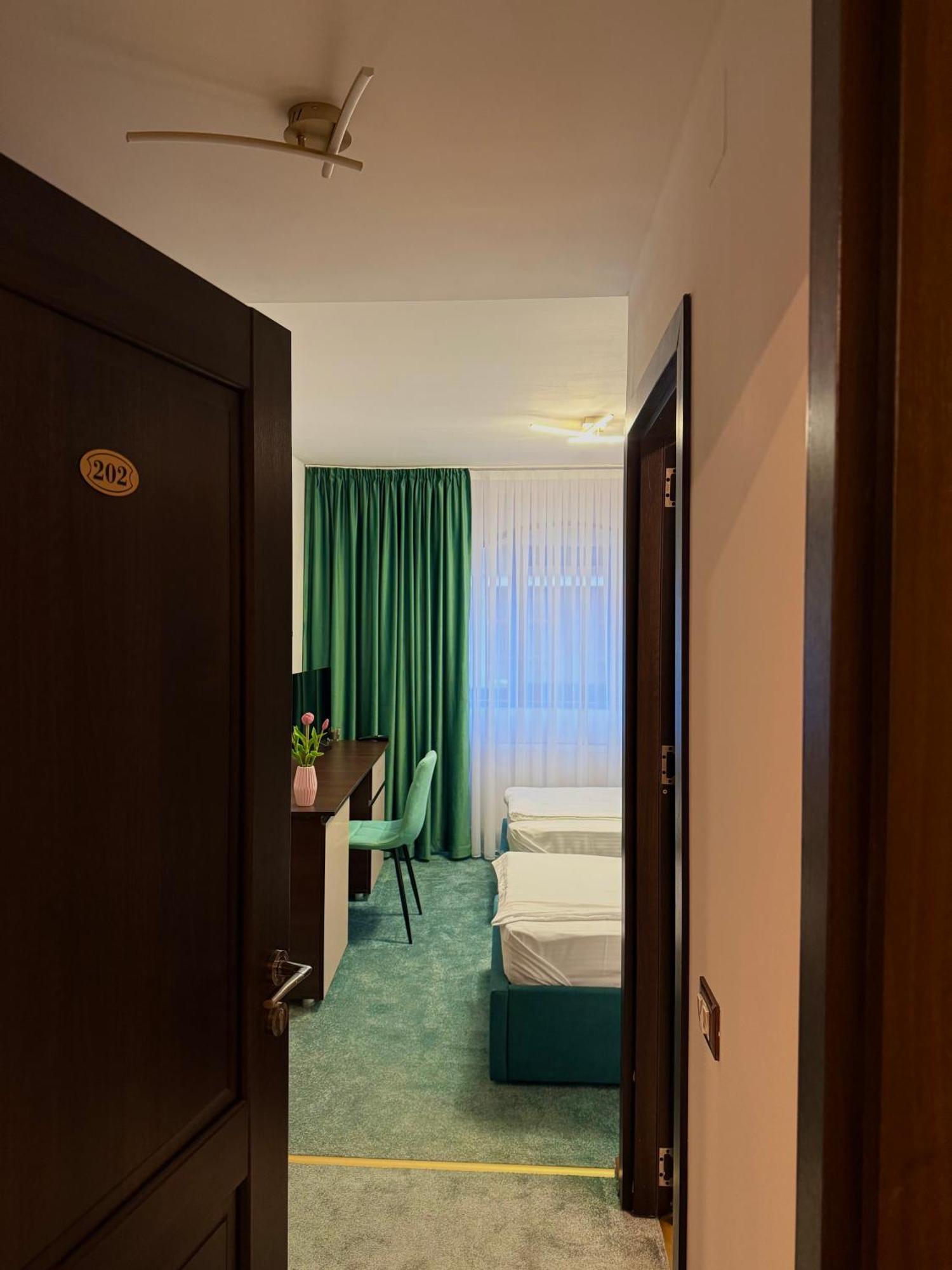 Hotel Palace Târgu Jiu Exteriör bild