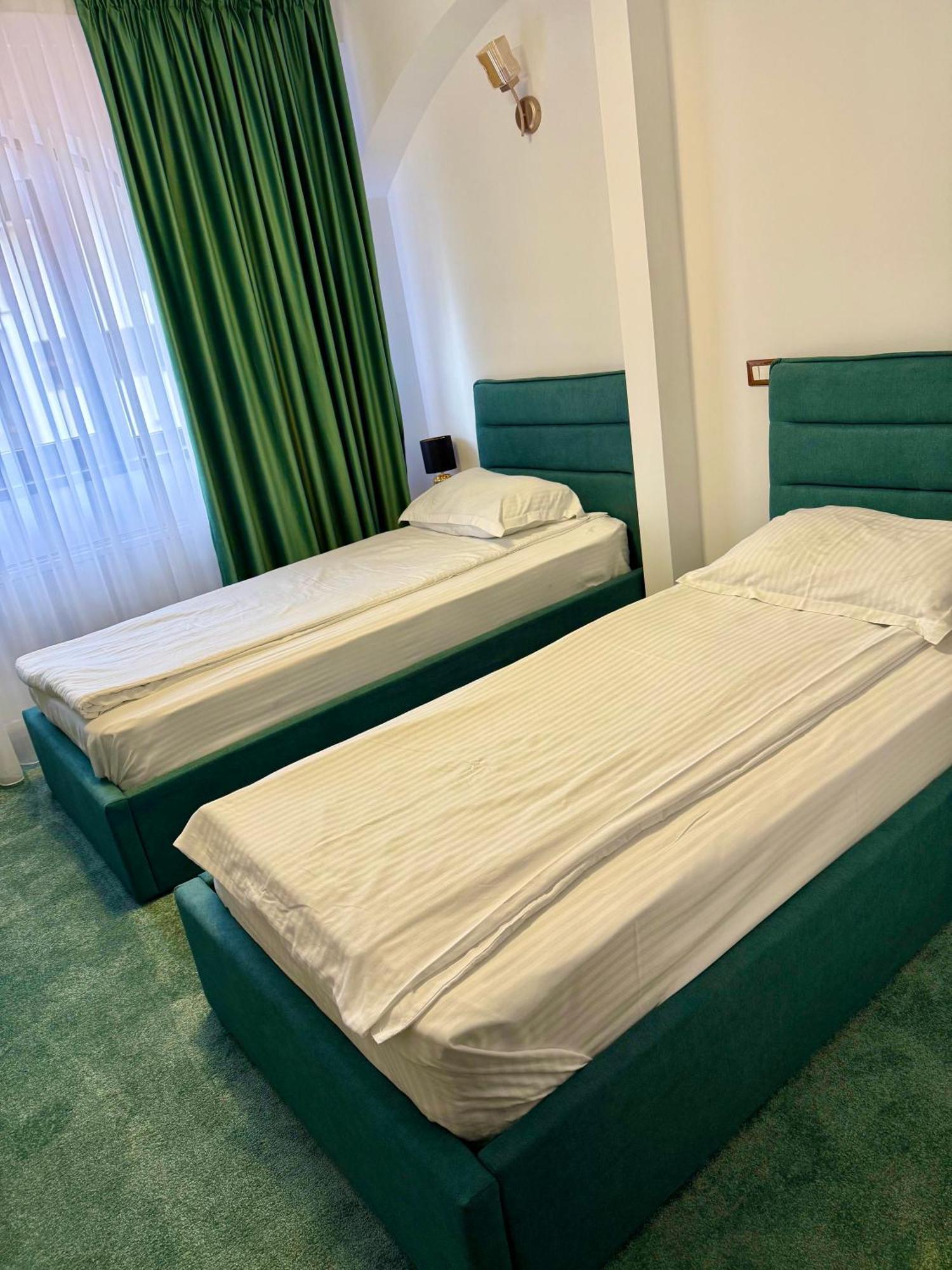 Hotel Palace Târgu Jiu Exteriör bild
