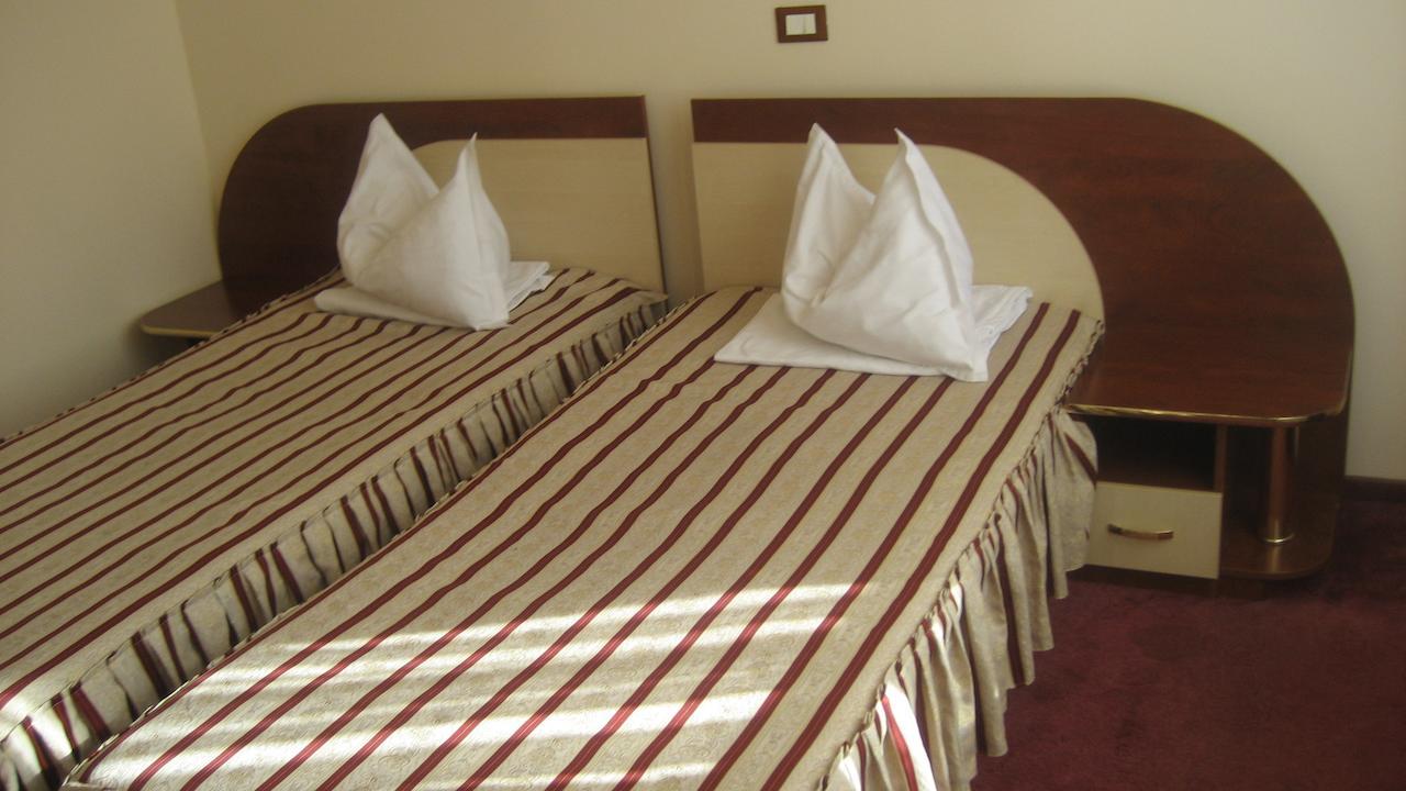 Hotel Palace Târgu Jiu Exteriör bild